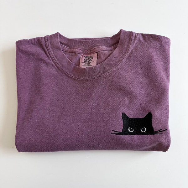 T-shirt Halloween couleurs confort brodées - Chat noir simple minimal - Tees graphiques - Tees surdimensionnés - Couleurs confort - Chemise brodée