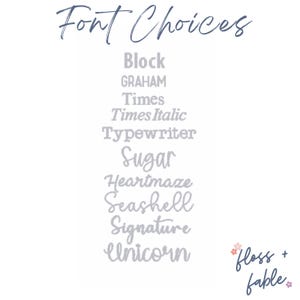 Pu&ograve; includere: Immagine che mostra le scelte di font, tra cui Block, Times e Sugar. Il testo "Font Choices" &egrave; in alto, con il logo "floss + fable" in basso a destra. I font sono di colore grigio chiaro.