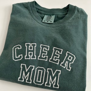 Camisa bordada Comfort Colors Cheer Mom – Carta do time do colégio – Letras universitárias – Manga curta – Beisebol – Futebol – Futebol – Dança