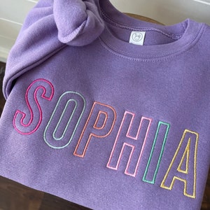 Sudadera con nombre bordado personalizado - Suéter con letras mayúsculas - Personalizado - Suéter - Suéter con monograma con letras mayúsculas - Suéter colorido con nombre para niñas -
