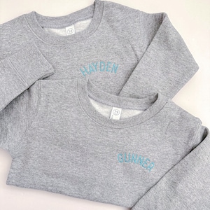 Sudadera bordada con nombre curvo de cuello redondo para niños pequeños - Personalizado - Jersey unisex - Monograma de nombre de niño niña - Cuello redondo de suéter