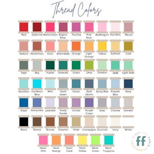 以下が含まれることがあります： 「Thread Colors」というタイトルのカラーチャートには、さまざまな糸の色が表示されています。チャートには、赤からターコイズまで、ネイビー、ピンクローズ、イエローなどの名前が付いた色のスペクトルが含まれています。画像には「Floss and Fable」のロゴも含まれています。