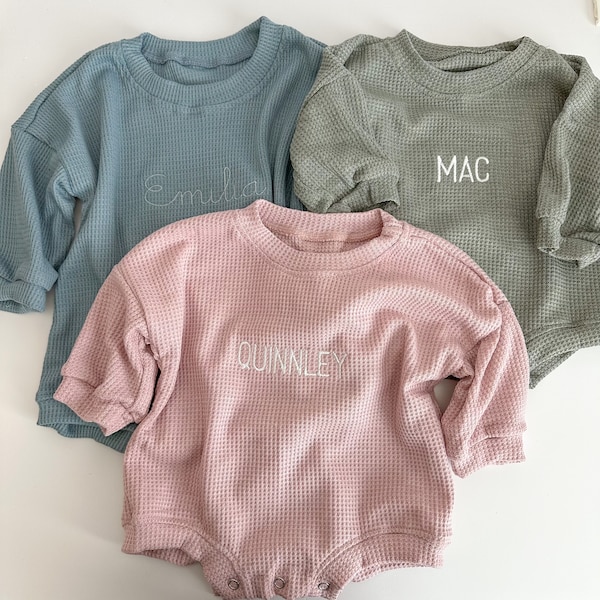 Mono de bebé con burbujas bordadas en punto gofre - Mono sudadera con burbujas con nombre bordado personalizado - Suéter de cuello redondo con nombre personalizado