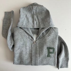 Sudadera con capucha y cremallera completa bordada para niño, personalizada, con inicial de letra universitaria, monograma de nombre para niño y niña