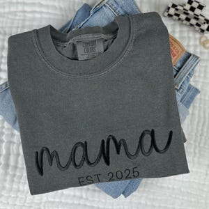 Camisa de manga curta bordada Comfort Colors Mama Est - Presente para ela - Presente para a mãe - Camisa personalizada para a mãe - Camisa feminina de manga curta