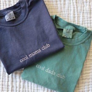 Camisa de manga corta con bordado de colores cómodos del Club de Mamás y Papás - Regalos para mamá - Regalo para papá - Camisa minimalista