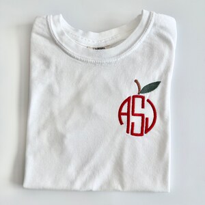 Kinder zurück in die Schule Monogramm Apple Comfort Farben besticktes T-Shirt - individuelles T-Shirt - besticktes Kleinkind-Shirt - Name - Personalisieren