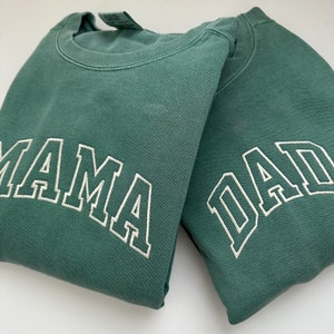 Sudadera con cuello redondo y colores cómodos personalizados bordados Sudadera con nombre de papá y mamá - Letra universitaria - Regalos personalizados Mamá, papá, abuela