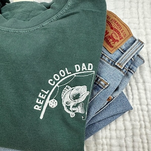 Camiseta bordada "Reel Cool Dad" - Regalo para el Día del Padre - Camiseta de colores cómodos para hombre - Camiseta para amantes de la pesca - Regalo genial para papás