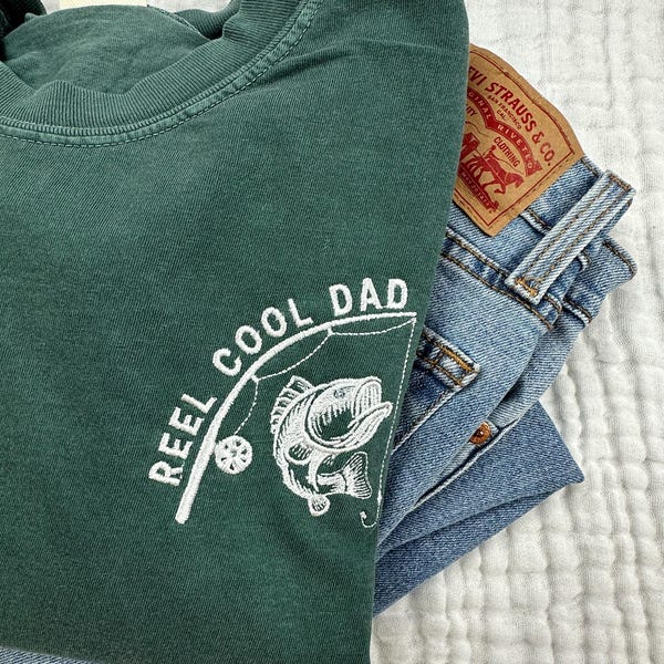 Camiseta bordada "Reel Cool Dad" - Regalo para el Día del Padre - Camiseta cómoda para hombre - Camiseta para amantes de la pesca - Regalo genial para papás