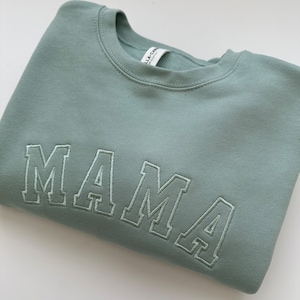 Sudadera con letras universitarias bordadas para mamá - Letras universitarias - Bella Canvas 3945 - Jersey de cuello redondo - Regalos para mamá