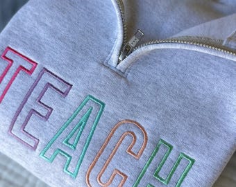 Sudadera con cremallera de un cuarto multicolor bordada TEACH - Sudadera para maestros - Suéter con cremallera de 1/4 - Agradecimiento a los maestros - Regreso a clases - Regalo para maestros