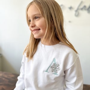 Sudadera con monograma navideño de invierno para niños pequeños - Suéter de cuello redondo personalizado para niños pequeños - Sudadera personalizada - Diseño con iniciales y copos de nieve