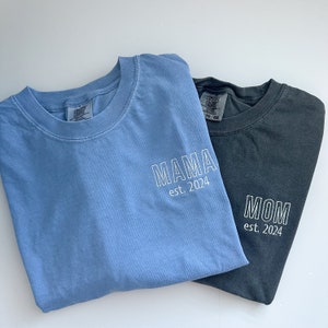 Camiseta bordada personalizada con texto "Papá y Mamá", colores cómodos y establecidos - Año de nacimiento de papá - Día del Padre - Regalo para abuelos - Camiseta con anuncio de mamá