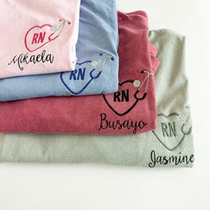 Camisa de manga curta bordada com nome personalizado da enfermeira Comfort Colors - Manga curta - Profissional de saúde - Camisa RN - Coração de estetoscópio
