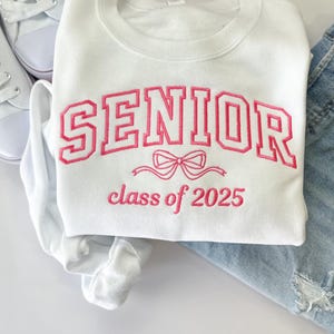 Individuell gesticktes Senior 2025-Sweatshirt - Bestickter Abschluss-Crewneck - Girly Senior Year Pullover - Klasse von 2025 Geschenk - Abschlussgeschenk