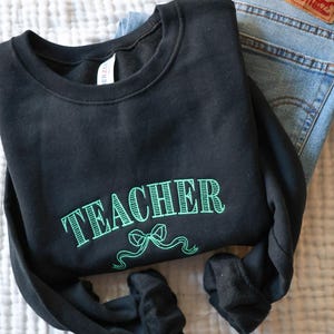 Besticktes Lehrer-Sweatshirt mit Schleife - Niedliches Lehrer-Crewneck - Geschenk für Lehrer - Lehrer-Pullover mit Rundhalsausschnitt