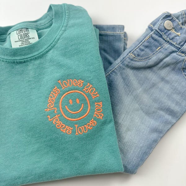 Camiseta bordada para niños "Jesús te ama" - Camiseta con mensaje de fe - Camiseta cristiana - Camiseta con colores cómodos - Regalo espiritual - Camiseta juvenil