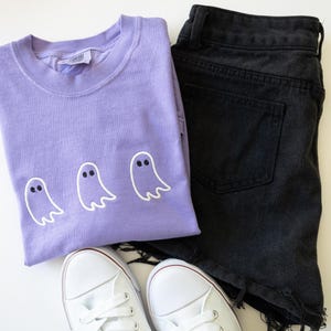 Broderad spök-Halloween-t-shirt - Söt minimalistisk Halloween-tröja - Spöklika komfortfärger-t-shirt - Söt grafisk Halloween-t-shirt