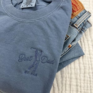 Camiseta bordada "Best Dad by Par" - Regalo para el Día del Padre - Camiseta de colores cómodos para hombre - Camiseta para amantes del golf - Regalo genial para papás