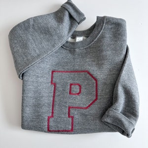 Sudadera con cuello redondo para niño pequeño, personalizada, con letras universitarias bordadas, unisex, con monograma de nombre.
