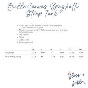 Pu&ograve; includere: Una grafica bianca con il testo "Bella Canvas Spaghetti Strap Tank" e dettagli del prodotto. L'immagine include una tabella delle taglie con misure in pollici per la lunghezza del corpo e la larghezza del petto per le taglie XS-2XL.