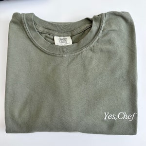 Camisa de manga curta bordada Comfort Colors Yes Chef - The Bear - Camiseta bordada - Camiseta engraçada - Presente para amantes da gastronomia