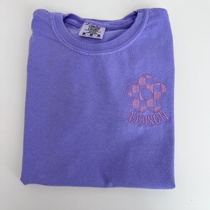 Comfort Colors Youth Kids Bordado Xadrez Daisy Tee - Camiseta com nome personalizado - Camiseta infantil para jovens - Camiseta xadrez para meninas com flores