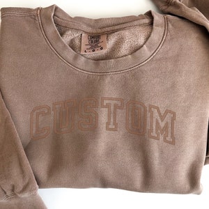Sudadera de colores cómodos ligeros bordados personalizados - Suéter de letras universitarias personalizado - Texto personalizado - Nombre - Escuela -