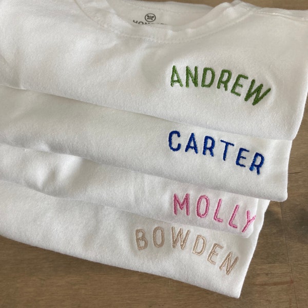 T-shirt brodé pour tout-petits en coton biologique - Vêtements de bébé personnalisés - Cercle incurvé Nom de la poitrine gauche