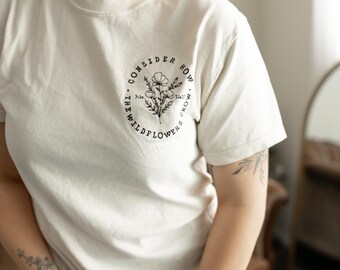 Gestickte Komfortfarben Betrachten Sie, wie die Wildblumen wachsen T-Shirt - Christlicher Glaube Shirt - Glaube basiert T-Shirt - Bibel Vers T-Shirt -