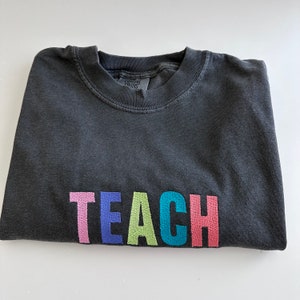 Camisa de manga corta TEACH bordada con colores cómodos: regalo para maestros, regreso a clases, camisa bordada, agradecimiento a los maestros