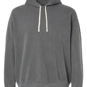 Puede incluir: Una sudadera con capucha gris con cord&oacute;n.