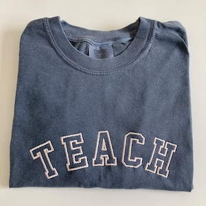 Camisa de manga corta TEACH bordada con colores cómodos - Letras universitarias - Letras universitarias - Manga corta - Maestros - Regalos para maestros