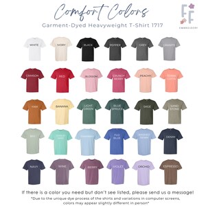 Pu&ograve; includere: Una tabella con 24 magliette di diversi colori con il testo "Comfort Colors Garment-Dyed Heavyweight T-Shirt 1717" e "F Embroidery" in alto. I colori sono disposti in quattro righe di sei colori ciascuna. I colori sono: Bianco, Avorio, Nero, Pepe, Grigio, Granito, Cremisi, Rosso, Fiore, Bacca croccante, Pesca, Terracotta, Yam, Banana, Verde chiaro, Abete blu, Salvia, Pietra di sabbia, Baia, Menta cremosa, Chambray, Blu flo, Denim lavato, Denim, Blu navy, Vino, Bacca, Violetto, Orchidea, Espresso.