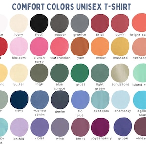 K&ouml;nnte beinhalten: Eine Tabelle mit 36 verschiedenen farbigen Kreisen, die jeweils eine Farboption f&uuml;r ein Unisex-T-Shirt darstellen. Die Farben sind in Reihen und Spalten angeordnet, wobei die Namen der einzelnen Farben unter dem Kreis aufgef&uuml;hrt sind. Die Farben umfassen Wei&szlig;, Elfenbein, Schwarz, Pfeffer, Granit, Ziegel, Kreuzk&uuml;mmel, Lachsrosa, Rot, Bl&uuml;te, Crunchbeere, Wassermelone, Yam, Melone, Senf, Terrakotta, Banane, Butter, Salbei, Blautanne, Gras, Hellgr&uuml;n, Sandstein, Inselriff, Bucht, Marineblau, gewaschener Denim, Denim, Floblau, Schaum, Chambray, Lagunenblau, Kreideminze, Orchidee, Violett, Wein, Beere, Boysenbeere, Traube und Weinberg.
