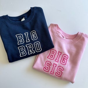 Sudadera universitaria para niño pequeño, hermano mayor y hermana mayor - Hermano mayor a hermana - Anuncio de bebé - Regalo para hermano mayor - Suéter de cuello redondo con letras mayúsculas