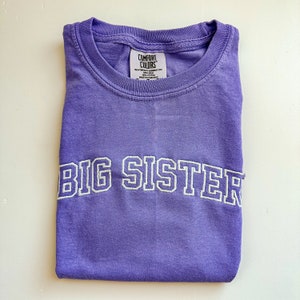 Camiseta bordada de Big Sister Comfort Colors - Camiseta personalizada con nombre universitario- Camisa bordada para niños pequeños - Letra en bloque de Big Sister