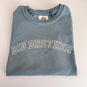Camiseta bordada con colores cómodos para hermano mayor - Camiseta personalizada con nombre universitario - Camiseta bordada para niño pequeño - Hermana mayor - Letra de molde