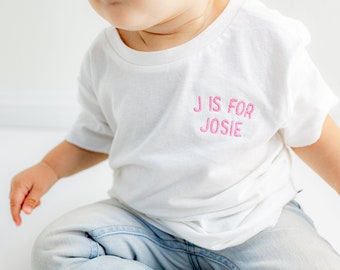 T-shirt brodé pour tout-petit en coton bio - vêtement personnalisé pour bébé - nom rond incurvé sur la poitrine gauche