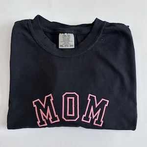 Comfort Colors VARSITY Bordado MOM Camisa de manga corta - Varsity Letter - Collegiate - Manga corta - Mama Tee - Custom