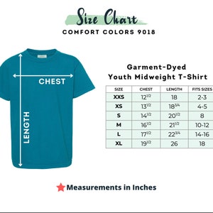 以下が含まれることがあります： ティール色のユースミッドウェイトTシャツとサイズチャート。サイズチャートは、XXSからXLまでのサイズの胸囲と長さをインチで表示しています。「Size Chart」と「Comfort Colors 9018」の文字が上部にあります。