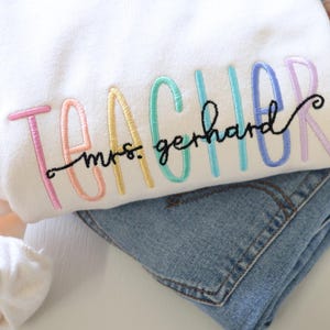 Sweatshirt met geborduurde naam leraar - veelkleurige trui leraar ronde hals - gepersonaliseerd cadeau leraar - waardering leraar