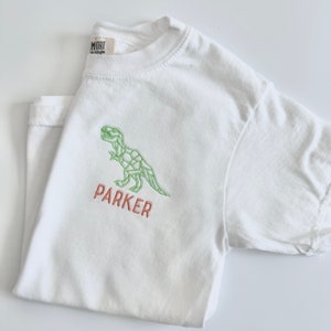 Camiseta personalizada com nome de dinossauro bordado Comfort Colors - Camiseta infantil Comfort Colors para jovens e crianças - Camiseta infantil personalizada Dino Kids