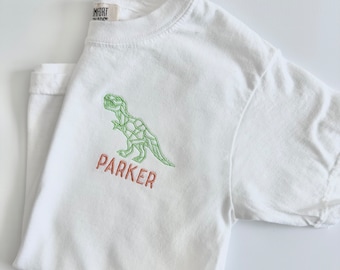 Comfort Colors カスタム刺繍恐竜ネームTシャツ - Comfort Colors ユース幼児用キッズ - カスタム恐竜キッズ幼児用Tシャツ