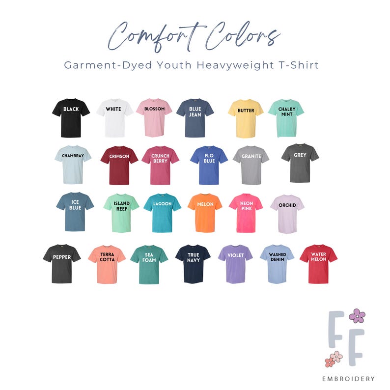 以下が含まれることがあります： 黒、白、青など、さまざまな色のComfort Colors Garment-Dyed Youth Heavyweight Tシャツのディスプレイ。画像には、パステルから鮮やかな色合いまで、さまざまな色合いが表示され、各シャツには色名が付けられています。