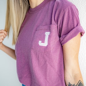 Camiseta de manga corta con monograma inicial bordado en bolsillo Comfort Colors - Letras universitarias - Nombre - Regalo personalizado - Camiseta Comfort Colors