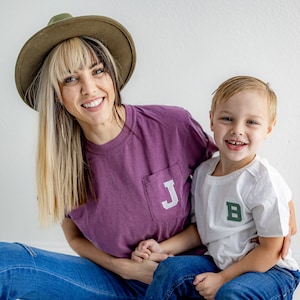 Camiseta de algodón orgánico personalizada con inicial bordada universitaria para niño - Monograma - Manga corta