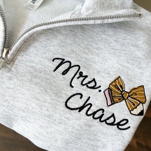 Personalisierter gestickter Lehrer Viertel-Reißverschluss-Sweatshirt - Lehrer Geschenk - Schulfarben - Bleistiftschleife - Niedliches Lehrer-Pullover