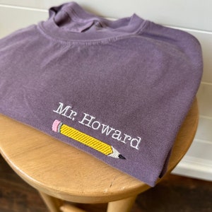 Comfort Colors Camisa de manga corta bordada con nombre del maestro bordado personalizado - Colores escolares - Regalo del maestro - Apreciación del maestro - Lápiz